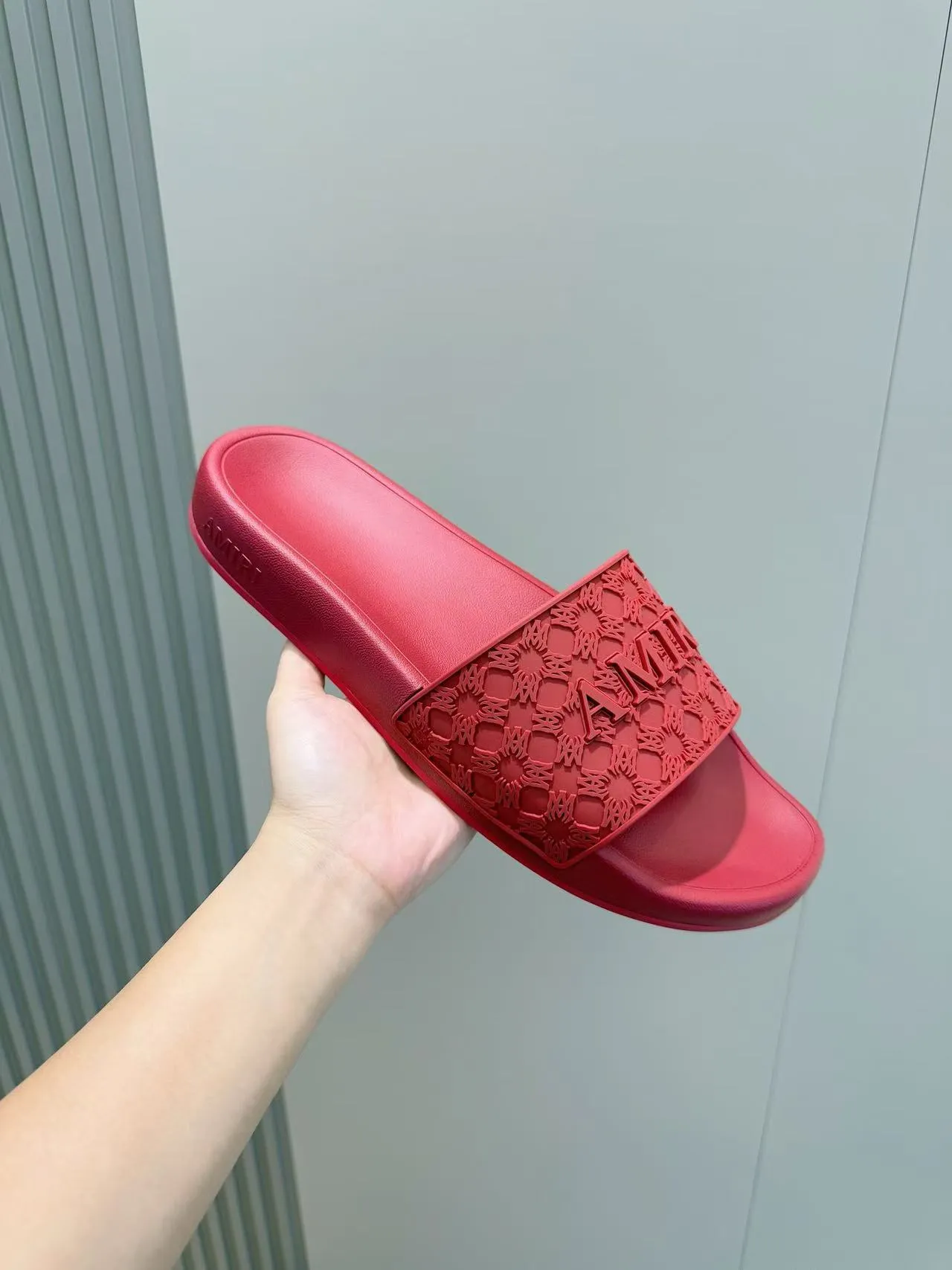 [AMIRI* Emil] P: 300💰 Size: 39-45 Official website new original 1:1 AMIRI* Emil classic men's slippers, high-end boutique, original material, TPU upper, foam bottom, fine workmanship, casual, loose and comfortable, a must-have in summer.